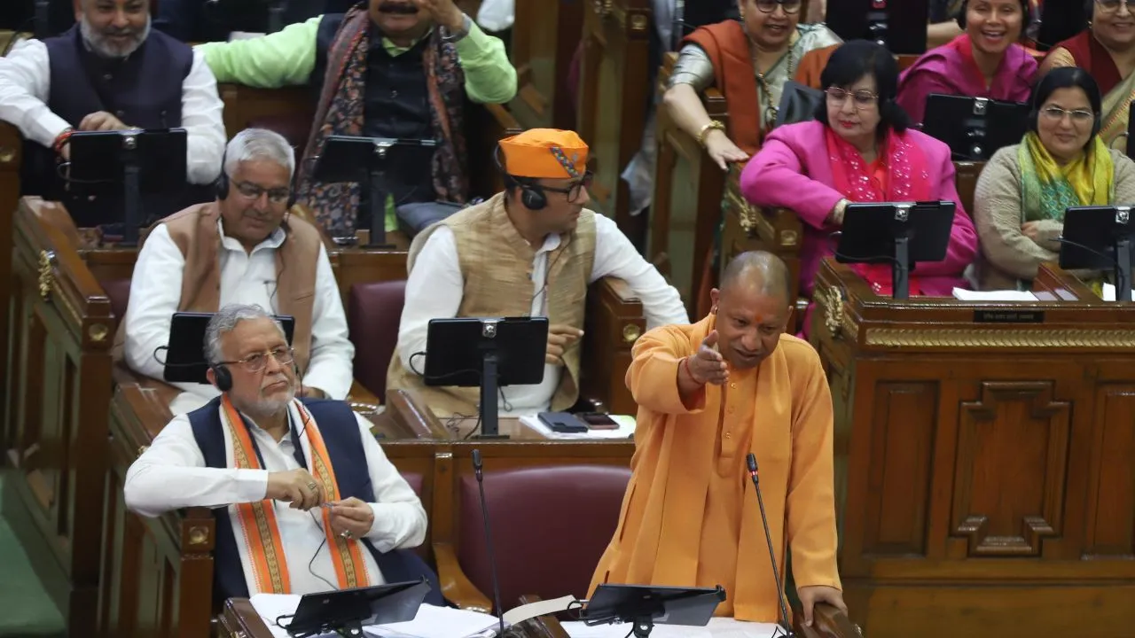 मुख्यमंत्री ने समाजवादी पार्टी को दी नसीहत, संविधान की मूल प्रस्तावना को पढ़ें और मौलिक अधिकारों का अध्ययन करें 