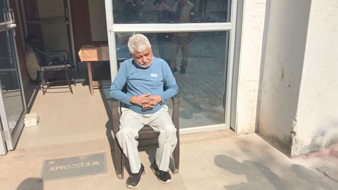 Auraiya: आश्वासन के बाद शौचालय का निर्माण शुरू होने पर दुकानदार ने किया आत्मदाह का प्रयास, पीड़िता बोला- जिलाधिकारी और नगर पालिका अध्यक्ष से भी लगाई गुहार