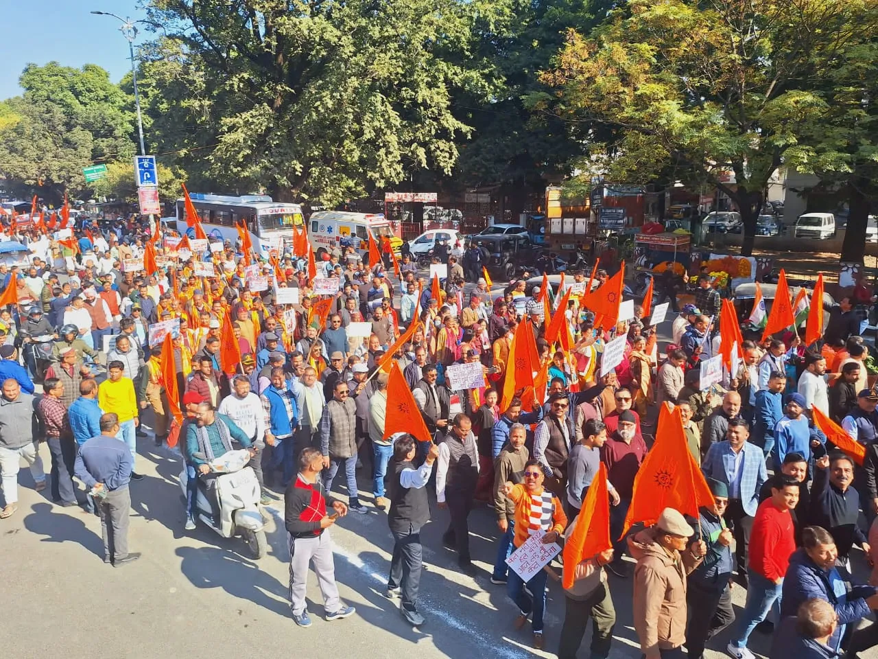 बांग्लादेश में हिन्दुओं पर अत्याचार, हल्द्वानी की सड़कों पर जनसैलाब 