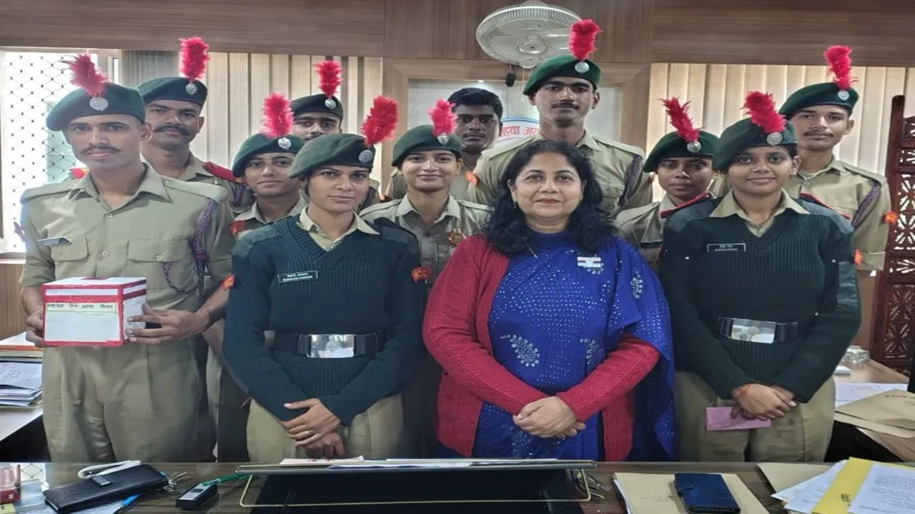 अयोध्या: एनसीसी कैडेटों ने कुलपति को सशस्त्र सेना झंडा दिवस का प्रतीक चिह्न लगाकर किया धन संग्रह