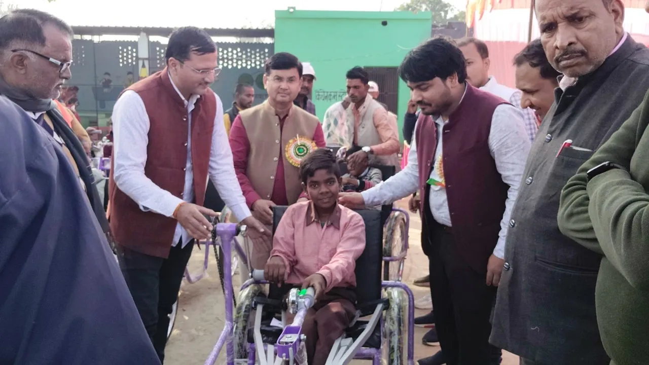 गोंडा: बीएसए ने 103 दिव्यांग बच्चों को बांटे सहायक उपकरण, कही यह बड़ी बात