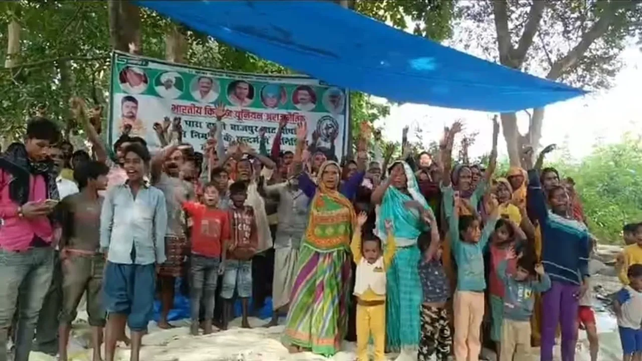 बाराबंकी: पुल को लेकर 25वें दिन भी जारी रहा ग्रामीणों का धरना, बढ़ रहा आक्रोश