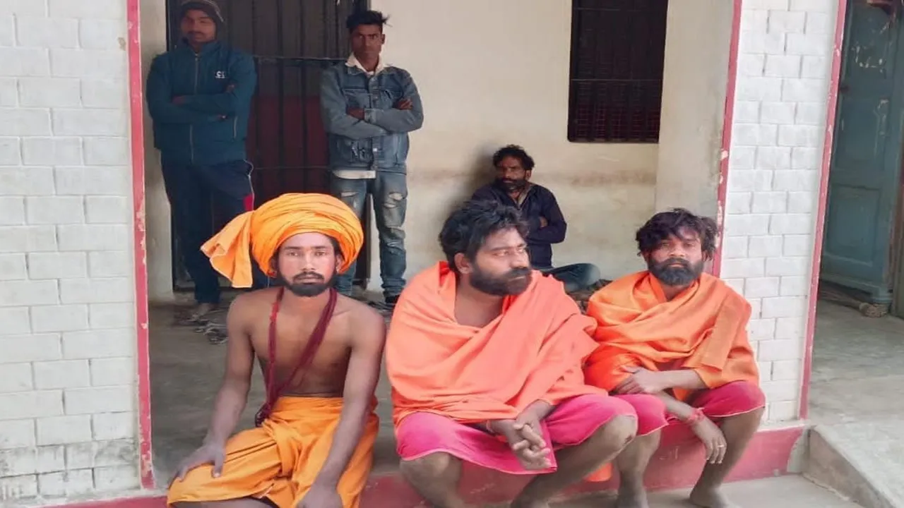 सुलतानपुर: साधु के वेश में छात्रों के अपहरण की कोशिश, ग्रामीणों ने पकड़कर पुलिस को सौंपा