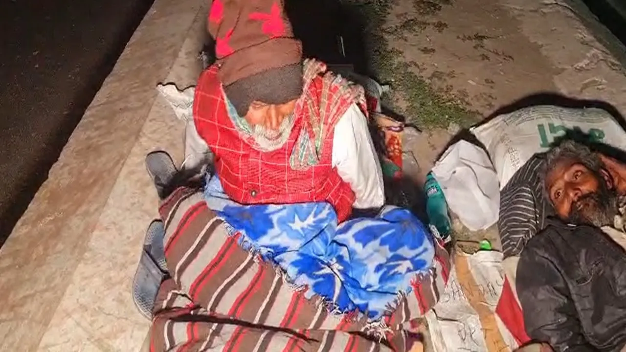 रियलिटी चेक: आधार कार्ड न होने से रैन बसेरे में नहीं मिली पनाह, सड़कों पर सोने को मजबूर आश्रय विहीन