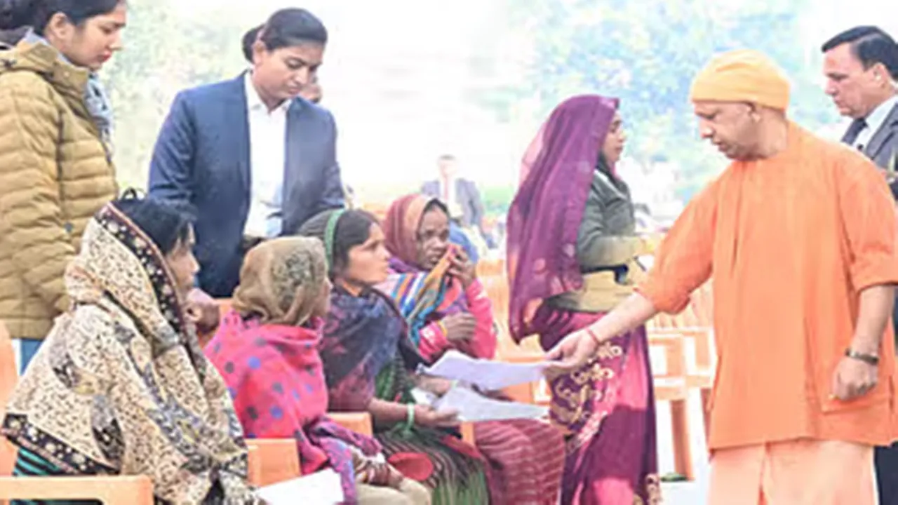 जनता दर्शन में सीएम योगी ने सुनीं 300 लोगों की समस्याएं, कहा- किसी के साथ अन्याय नहीं होगा 