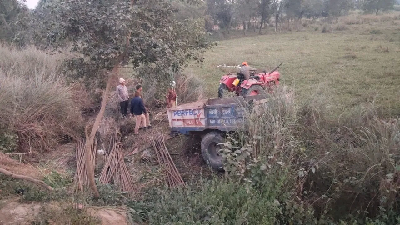 बलरामपुर: पलटी ट्रैक्टर-ट्रॉली दो की मौत, एक घायल
