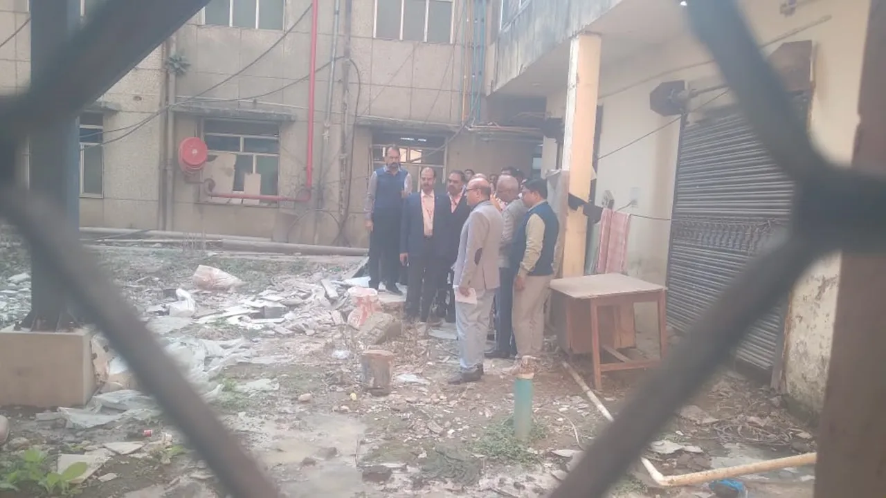 लोहिया संस्थान: टूटी टाइल्स और गंदगी देख निदेशक ने जताई नाराजगी