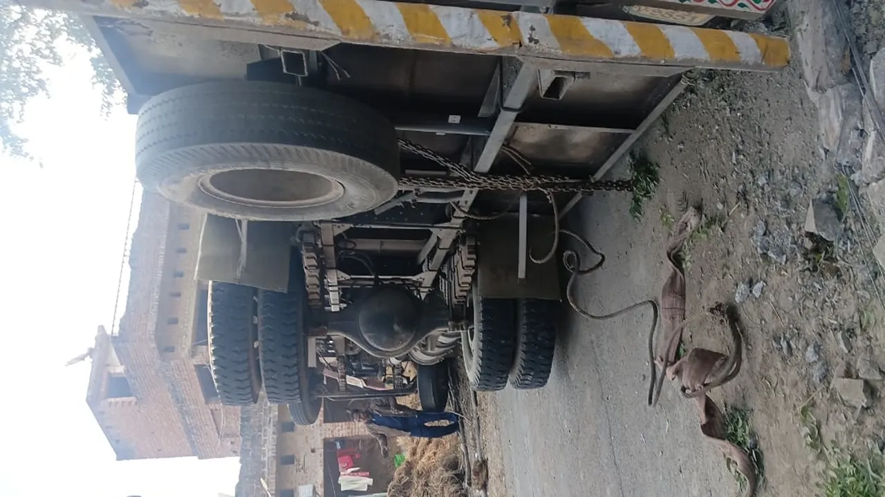 रायबरेली: तेज रफ्तार लोडर अनियंत्रित होकर पलटा, चालक की मौत 