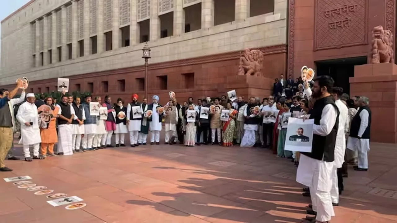 Parliament Session: पीएम मोदी और अदाणी के मुखौटे पहन संसद परिसर में विपक्षी सांसदों ने किया प्रदर्शन