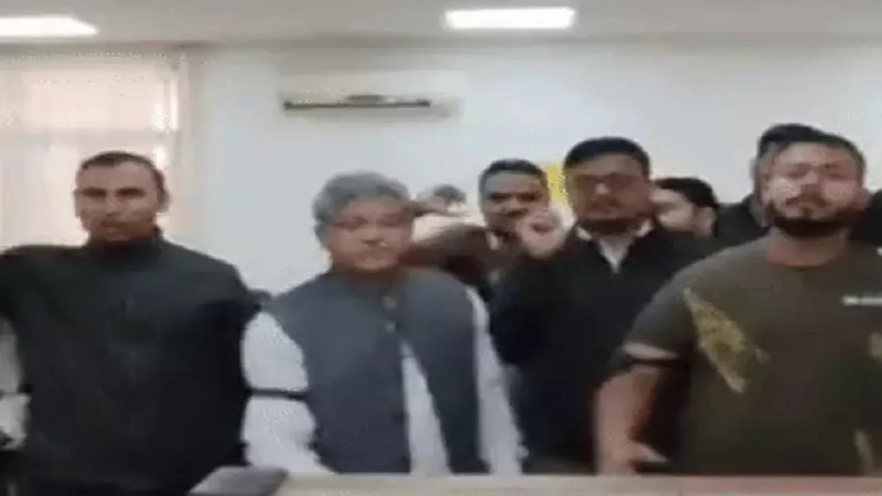 लखनऊ: निजीकरण के खिलाफ बिजलीकर्मी, हाथ में काली पट्टी बांधकर पहुंचे दफ्तर