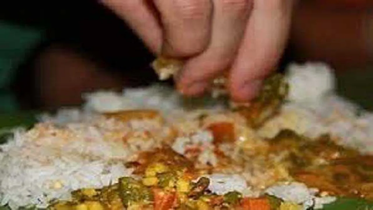 छत्तीसगढ़: विषाक्त भोजन खाने से एक छात्रा की मौत, 35 से अधिक बच्चे बीमार