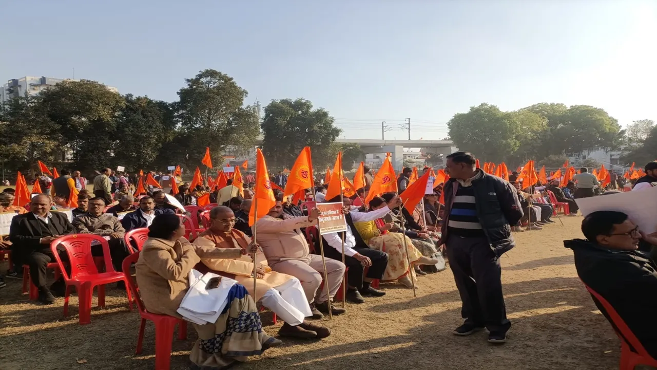 बांग्लादेश में हिंदुओं पर हो रहे अत्याचार के खिलाफ लखनऊ विश्वविद्यालय में प्रदर्शन शुरू