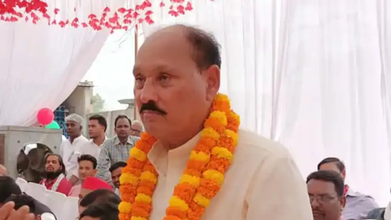 Azamgarh News: जहरीली शराब मामले में सपा विधायक रमाकांत यादव पर गैंगस्टर की कार्रवाई