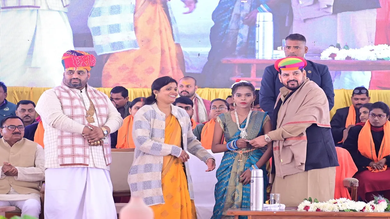 गोंडा: बृजभूषण शरण सिंह ने 2800 मेधावी छात्र- छात्राओं को किया सम्मानित, कहा- कड़ी मेहनत से मिलेगी सफलता