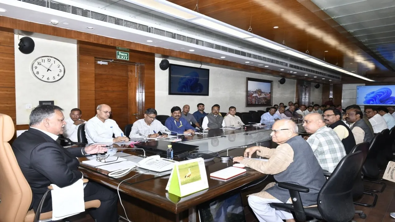 UP: आउटसोर्सिंग कर्मचारियों को नौकरी से अब हटाना होगा मुश्किल, जानिए सरकार के महत्वपूर्ण फैसले