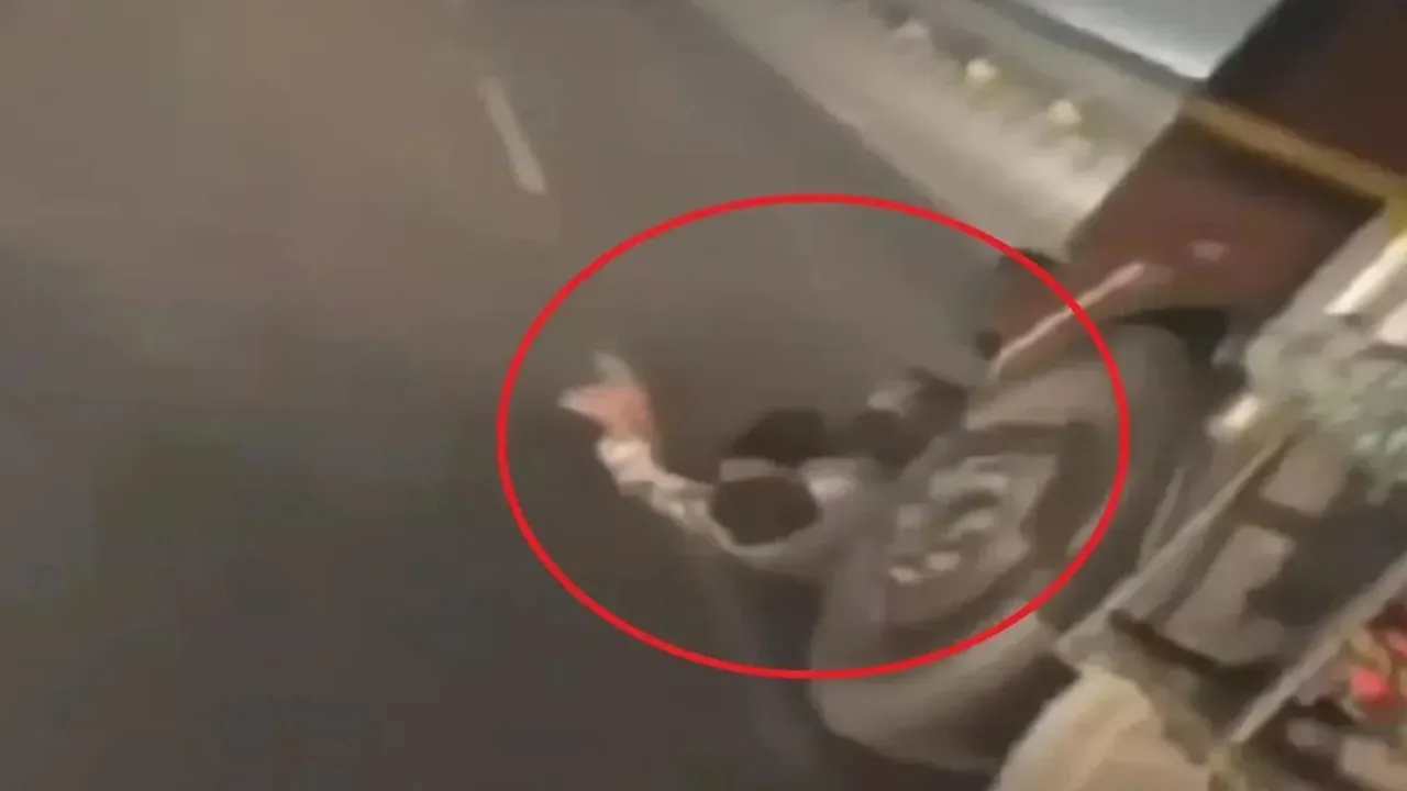 Agra News: ट्रक में फंसे बाइक सावर दो युवकों को चालक ने 300 मीटर तक घसीटा, वीडियो देख निकली लोगों की चीखें