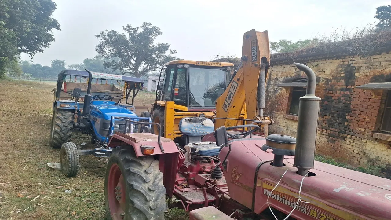 गोंडा: अवैध मिट्टी खनन कर रही जेसीबी व तीन ट्रैक्टर-ट्राली सीज, जांच में जुटी पुलिस 