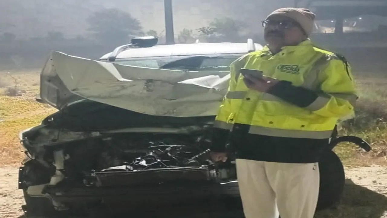 पूर्वांचल एक्सप्रेसवे पर भीषण हादसा: अज्ञात वाहन से टकराई कार, एक ही परिवार के पांच लोग हुए घायल