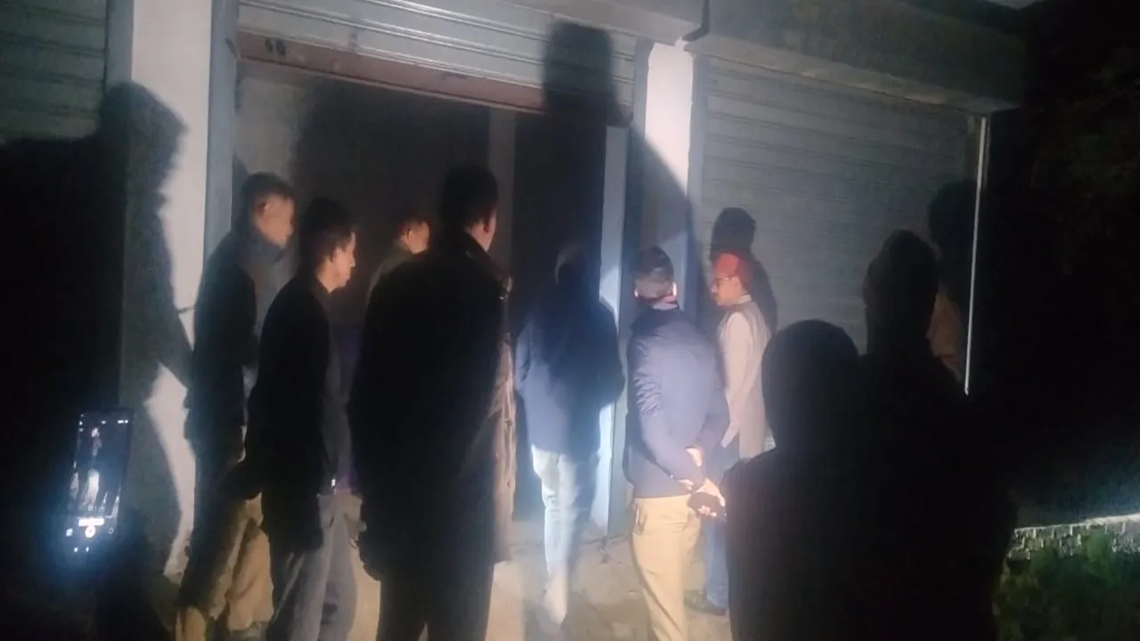 बाराबंकी: दुकानों से मिला भारी मात्रा में संदिग्ध तरल पदार्थ, जांच के लिये भेजा सैंपल, सील की गई दुकानें