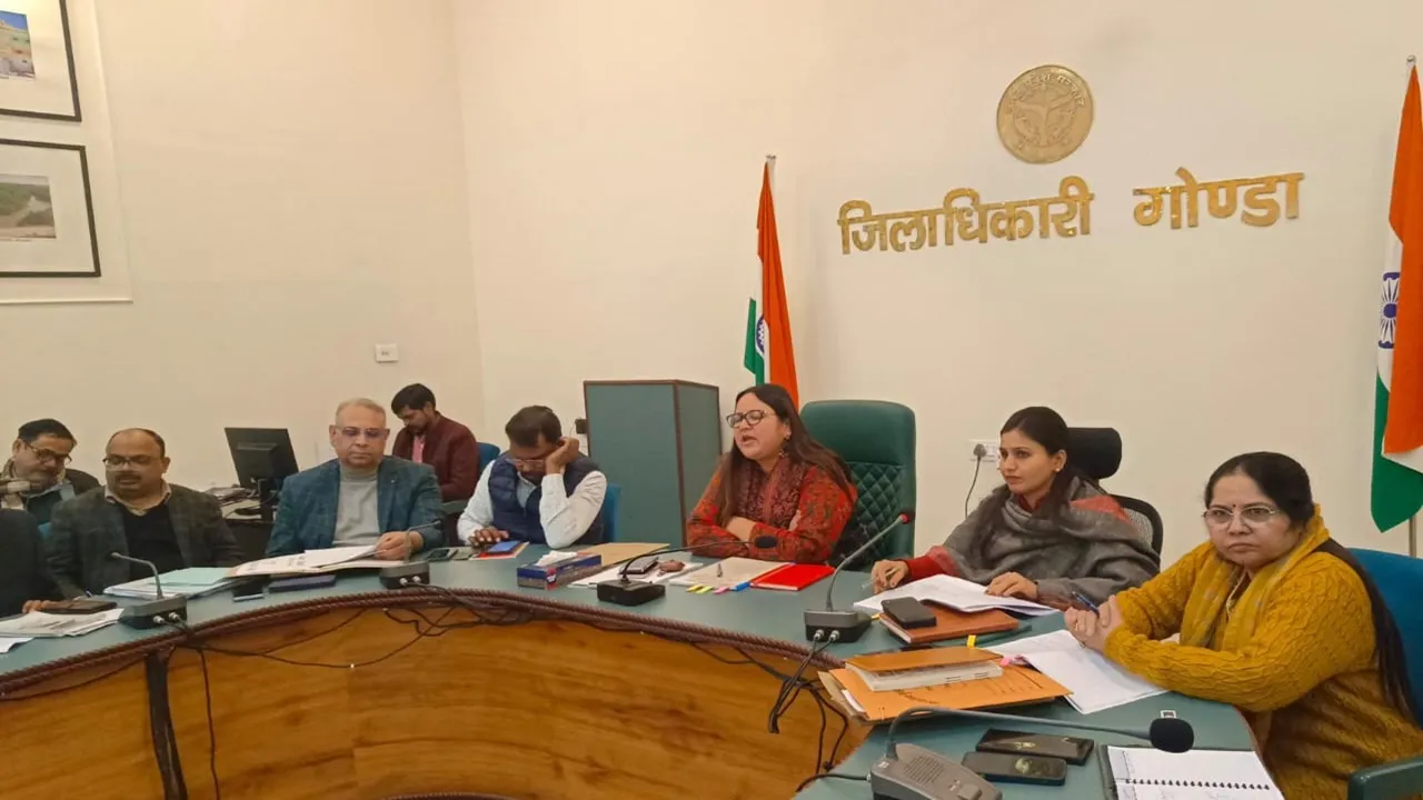 गोंडा: खराब प्रगति पर भड़कीं डीएम, बभनजोत व रुपईडीह अधीक्षक का रोका वेतन