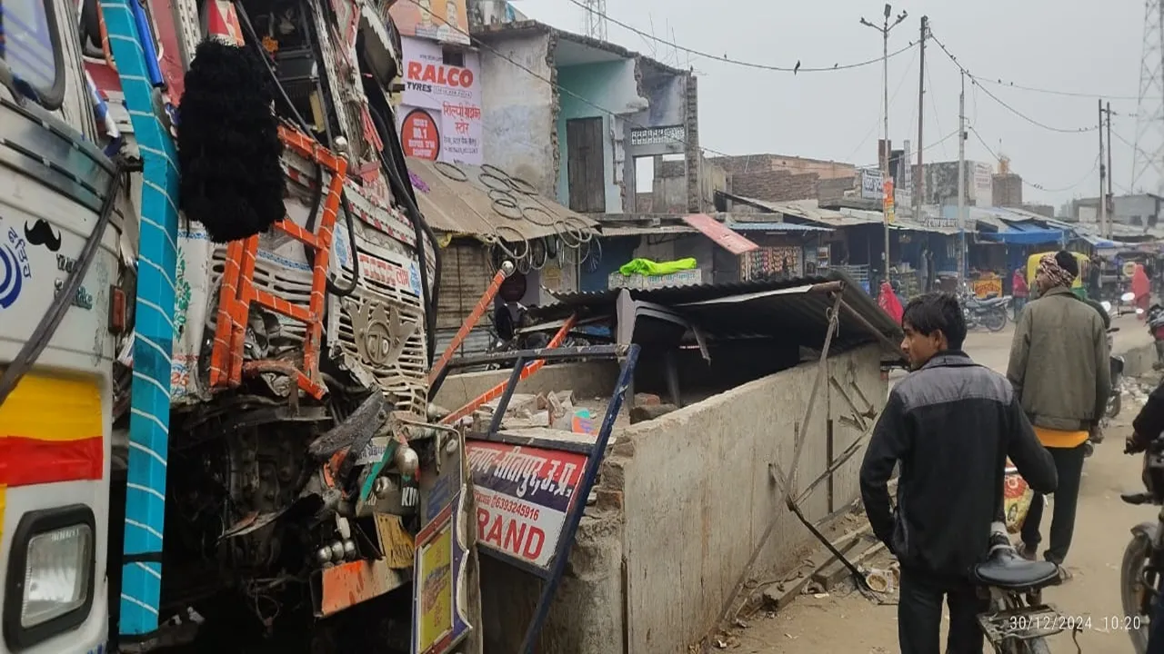 सीतापुर: दो ट्रकों की भिड़ंत, पुलिस पिकेट को रौंदा, बाल-बाल बचे पुलिसकर्मी