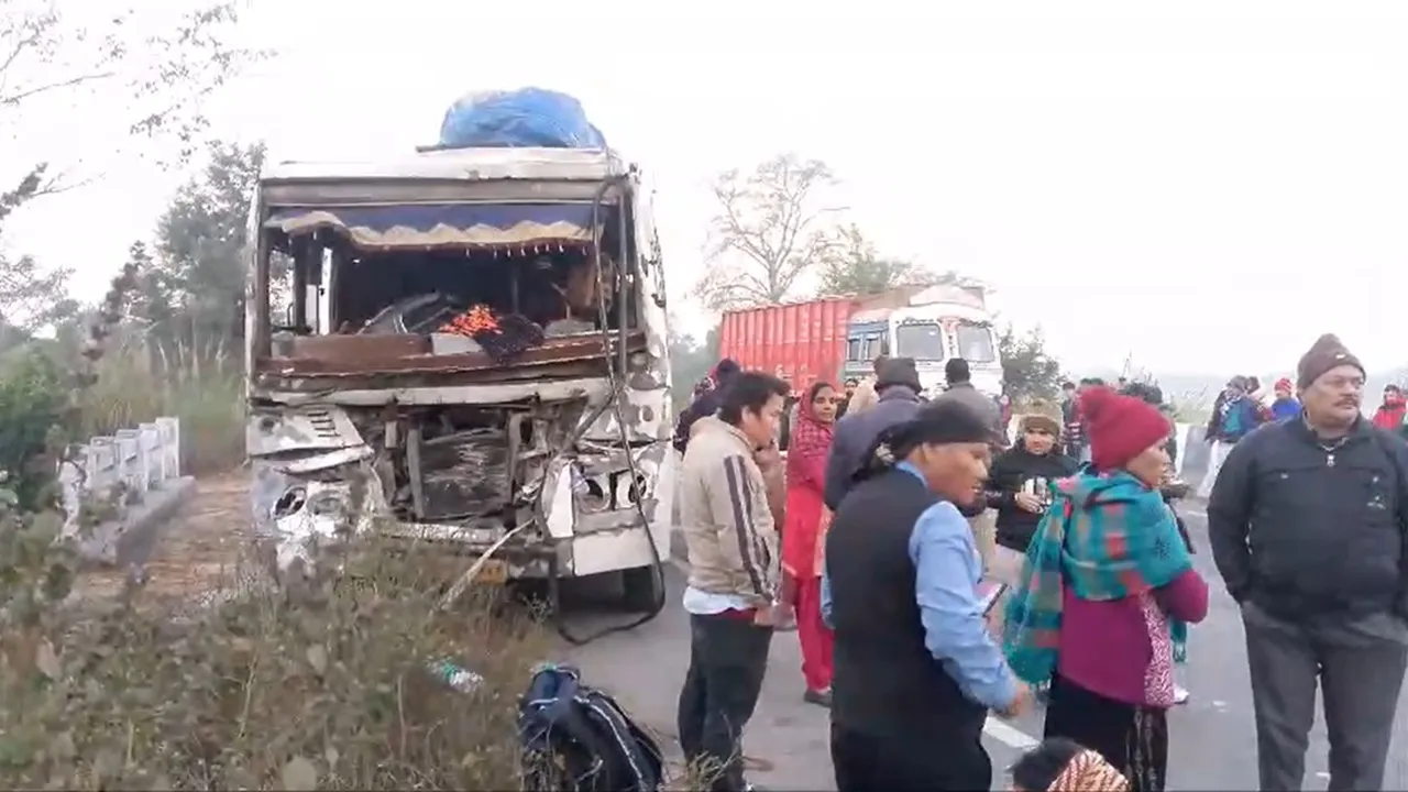 बहराइच में भीषण हादसा: ट्रक से टकराई बस, एक यात्री की मौत, 11 घायल