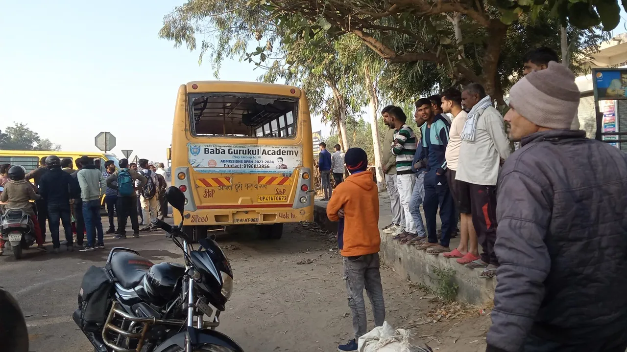 बाराबंकी: तेज रफ्तार ट्रेलर ने स्कूली बस में मारी जोरदार टक्कर, आधा दर्जन से अधिक स्कूली बच्चे हुए घायल 
