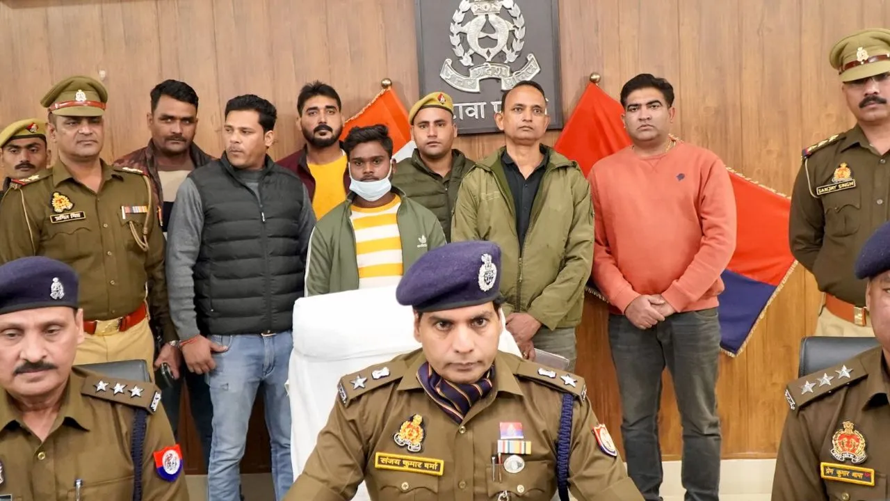 इटावा में पुलिस ने दबोचा अंतर्राज्यीय असलहा तस्कर, दो पिस्टल व तमंचे बरामद: एमपी से लाकर करता था तस्करी