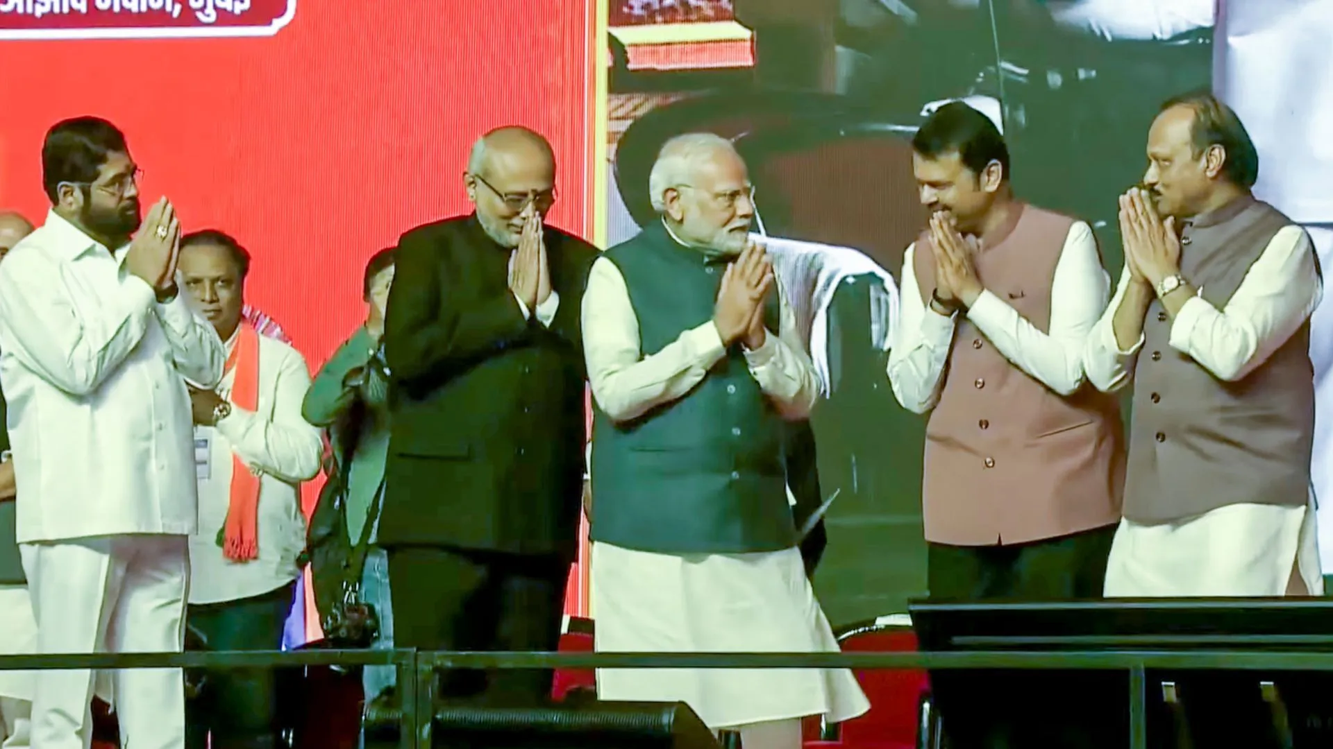 फडणवीस के शपथ ग्रहण समारोह में प्रधानमंत्री, केंद्रीय मंत्री और कई फिल्मी सितारे हुए शामिल 