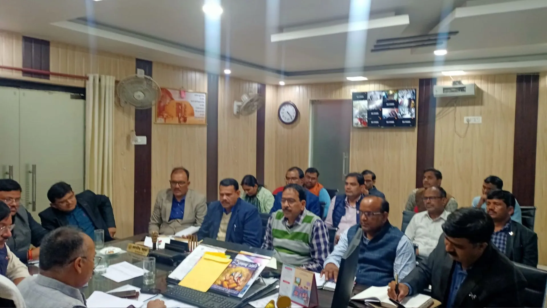 बहराइच: विद्यालयों में 60 प्रतिशत से कम न हो छात्रों की उपस्थिति, एडी बेसिक शिक्षा ने की समीक्षा बैठक 