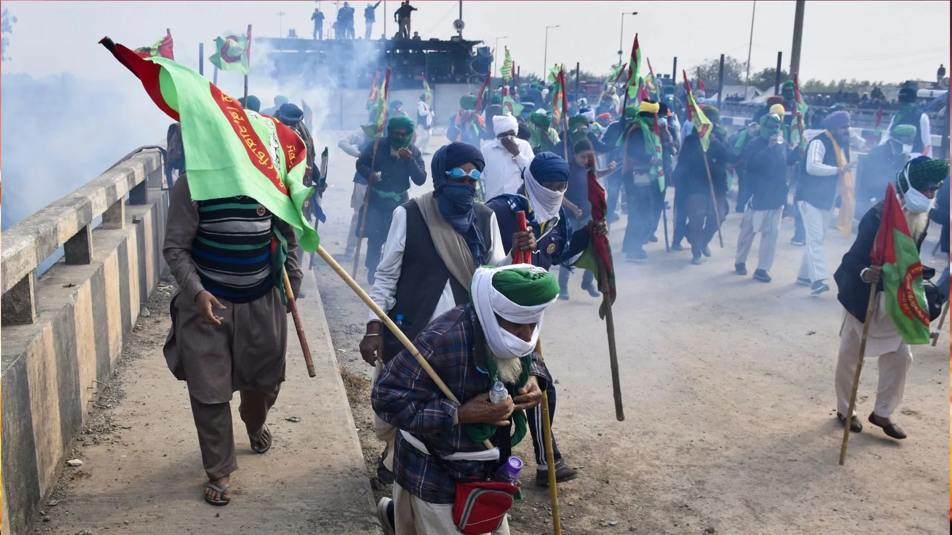 Farmers Protest: हरियाणा पुलिस ने शंभू बॉर्डर पर किसानों के मार्च को रोका, दागे आंसू गैस के गोले 
