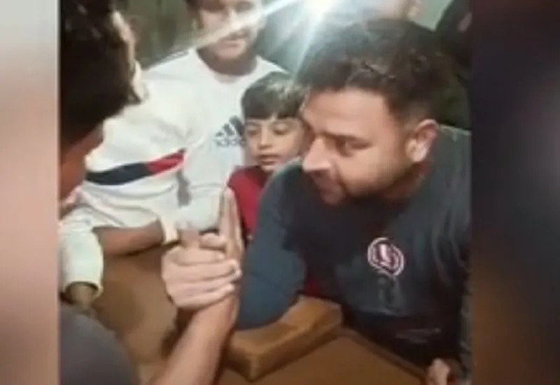 मुरादाबाद : लड़ा रहे थे पंजा, आई चटाक की आवाज और टूट गया हाथ...VIDEO वायरल