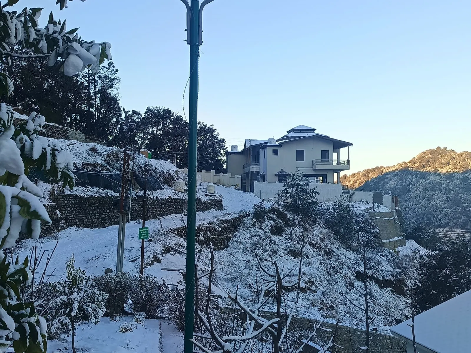 बारिश और बर्फबारी के बाद मौसम हुआ खुशनुमा, पर्यटक भी बर्फबारी का जमकर उठा रहे हैं लुत्फ...