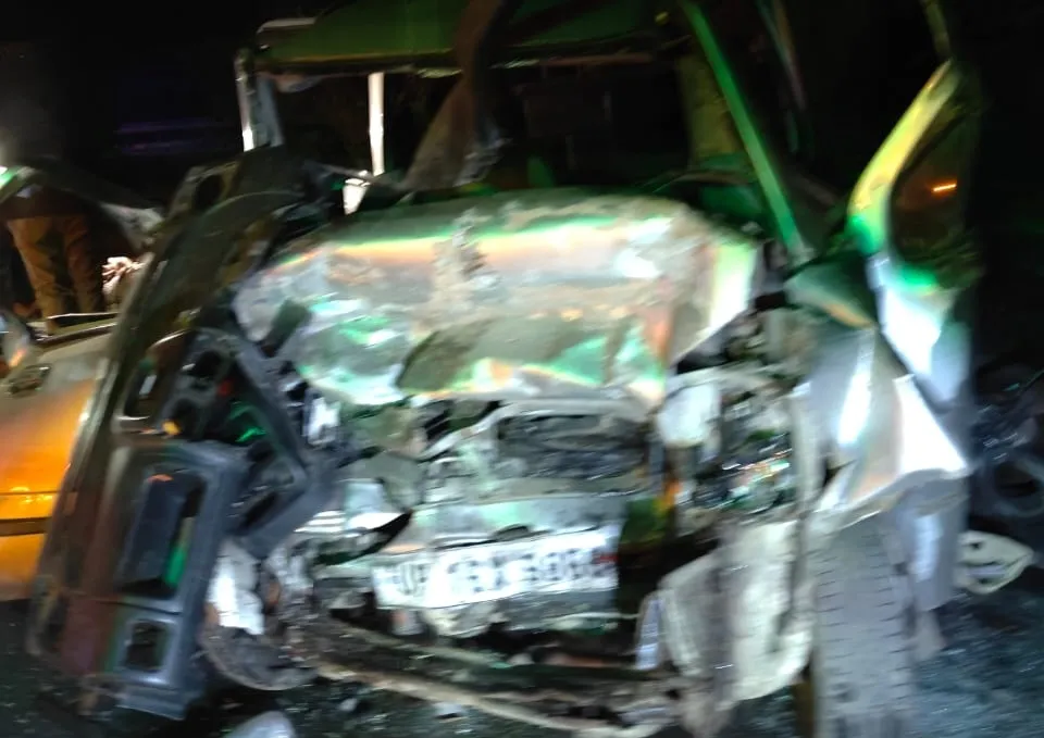 आगरा लखनऊ एक्सप्रेस-वे पर Unnao में दो कारें टकराईं...हादसे में एक की मौत, कई घायल