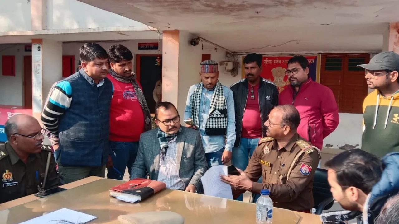 Kannauj: महिलाओं का बीडीओ पर हमला, मेज के नीचे घुसकर बचाई जान...खूब चले लात-घूंसा और कुर्सियां, पांच घायल