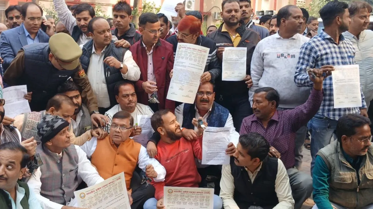 कानपुर के RTO ऑफिस में व्यापारियों का भ्रष्टाचार के खिलाफ प्रदर्शन: बोले- अवैध वसूली पर रोक लगाई जाए