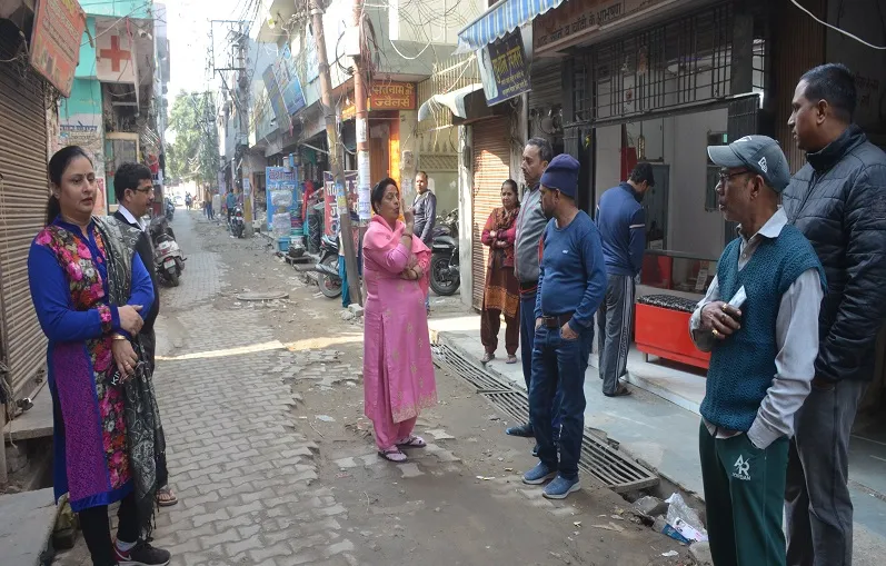 मुरादाबाद : हरथला इतवार बाजार में टूटी सड़कें, आवागमन में हो रही परेशानी...जगह-जगह लटक रहे बिजली के तार