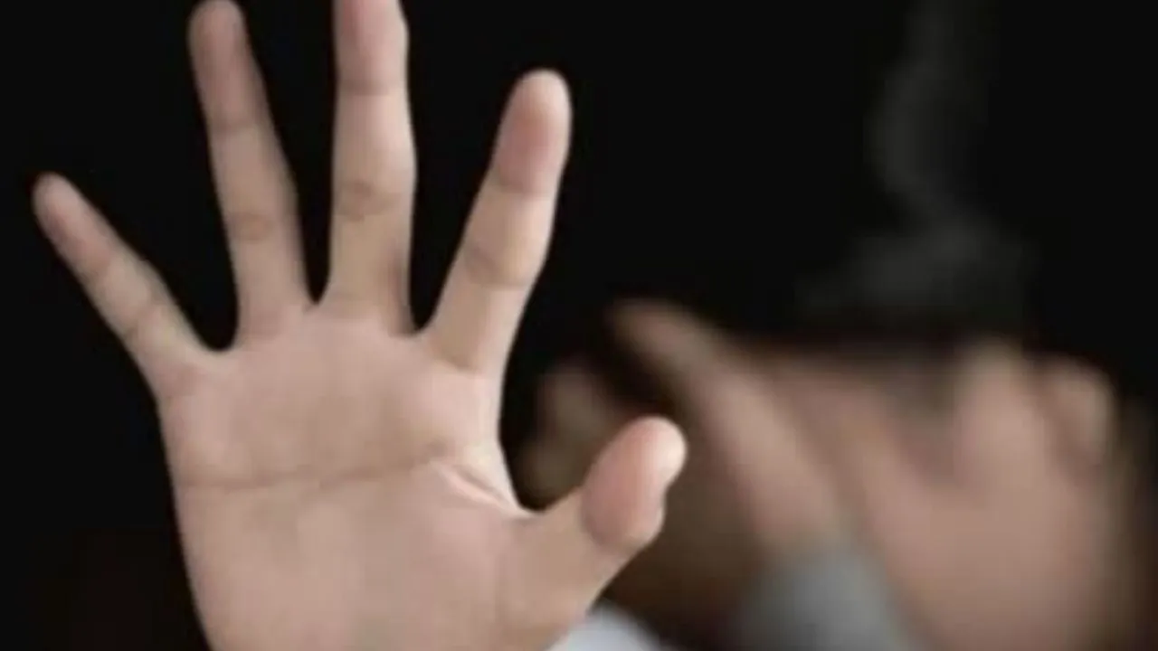 उन्नाव में घर के बरामदे में सो रही युवती से युवक ने किया दुष्कर्म: जान से मारने की धमकी देकर आरोपी फरार