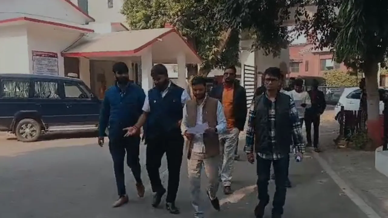  कानपुर में बजरंग दल कार्यकर्ताओं ने पुलिस कमिश्नर को सौंपा ज्ञापन: लव जिहाद का लगाया आरोप, एसीपी की बर्खास्तगी और गिरफ्तारी की मांग की