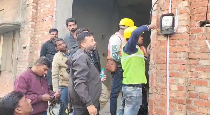 संभल : कड़ी सुरक्षा के बीच सपा सांसद जियाउर्रहमान बर्क के घर पर लगा बिजली का मीटर, पुलिस फोर्स के साथ पहुंचे ASP 