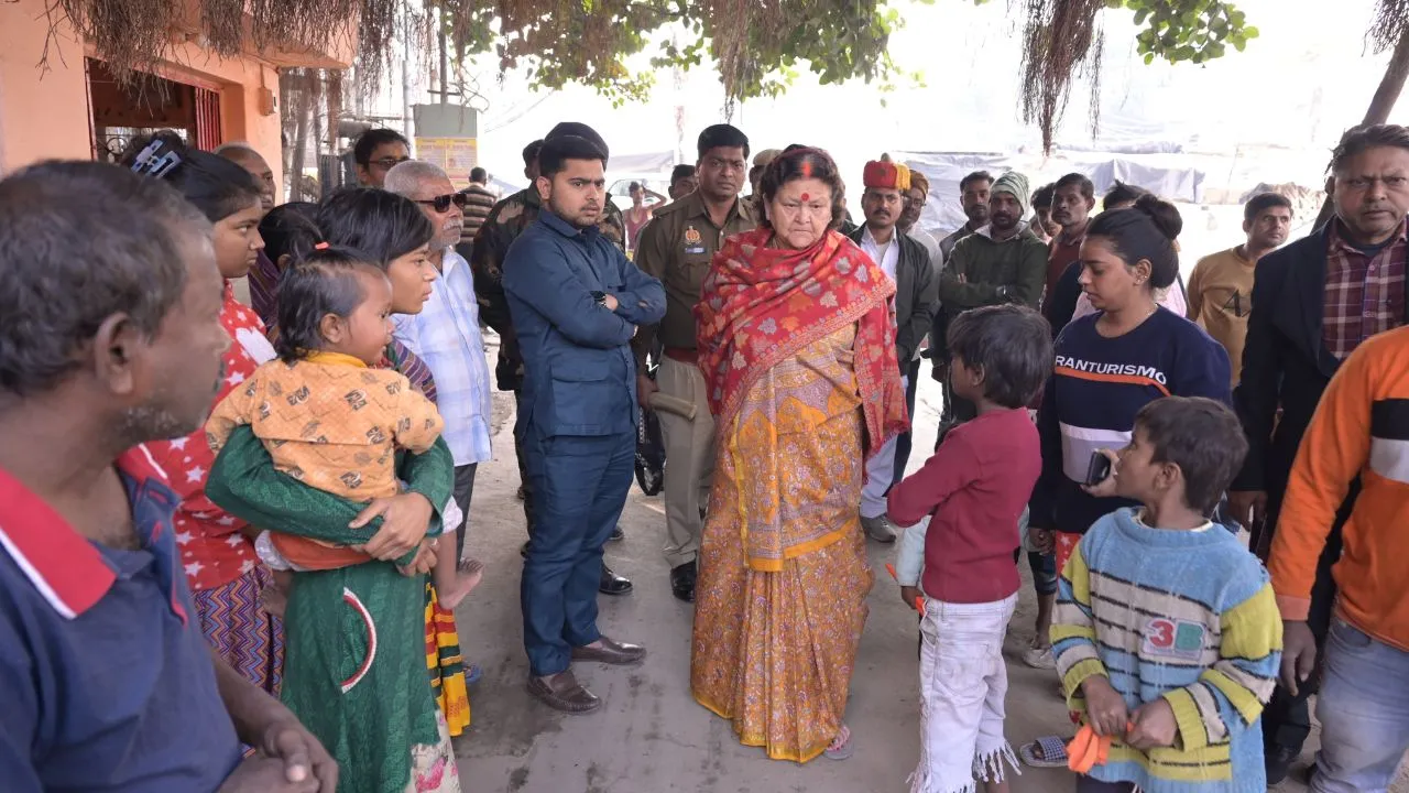 कानपुर में महापौर प्रमिला पांडेय ने लोगों से की मुलाकात: निराश्रित बच्चों को रहने के लिये बनेगा कमरा, सीसामऊ नाले में गिरकर बच्ची की हुई थी मौत