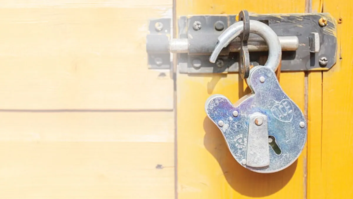 बरेली की इस कॉलोनी में बाहर के लोगों ने कर लिया कब्जा, मकानों के तोड़ दिए ताले