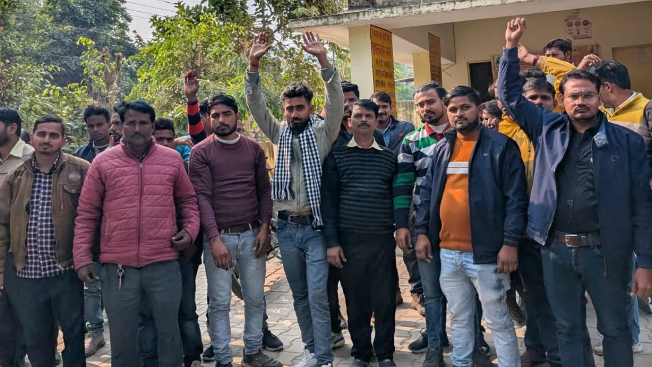 लखनऊः संविदा कर्मचारियों ने घेरा बिजली उपकेन्द्र, दो महीने से नहीं मिला मानदेय