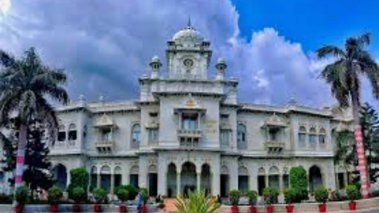 KGMU में भर्ती मरीज को पहुंचा दिया निजी अस्पताल, परिजनों ने लगाए गंभीर आरोप 