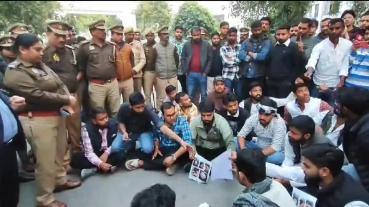 LU: आरोपी छात्रों के घर पर पुलिस ने चस्पा किया नोटिस, शादी समारोह में उपद्रव का मामला, विरोध