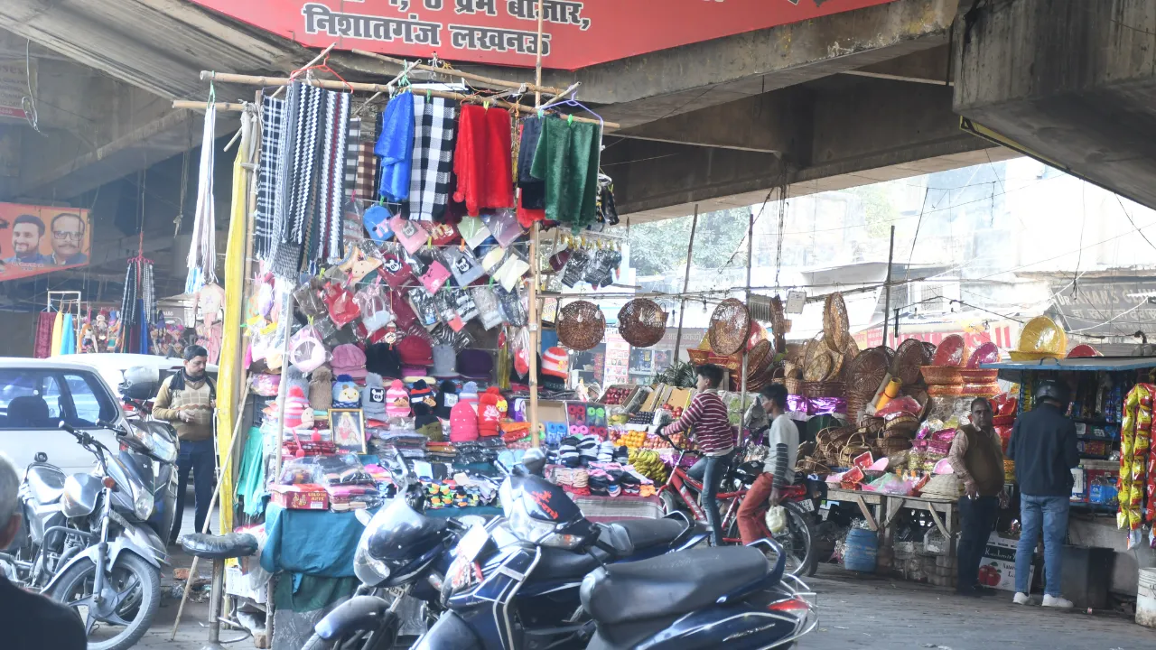 शौचालय बनवा दीजिए, जमीन व्यापारी दे देंगे: टॉयलेट और पानी के लिए तरस रहा निशातगंज बाजार और आसपास का क्षेत्र