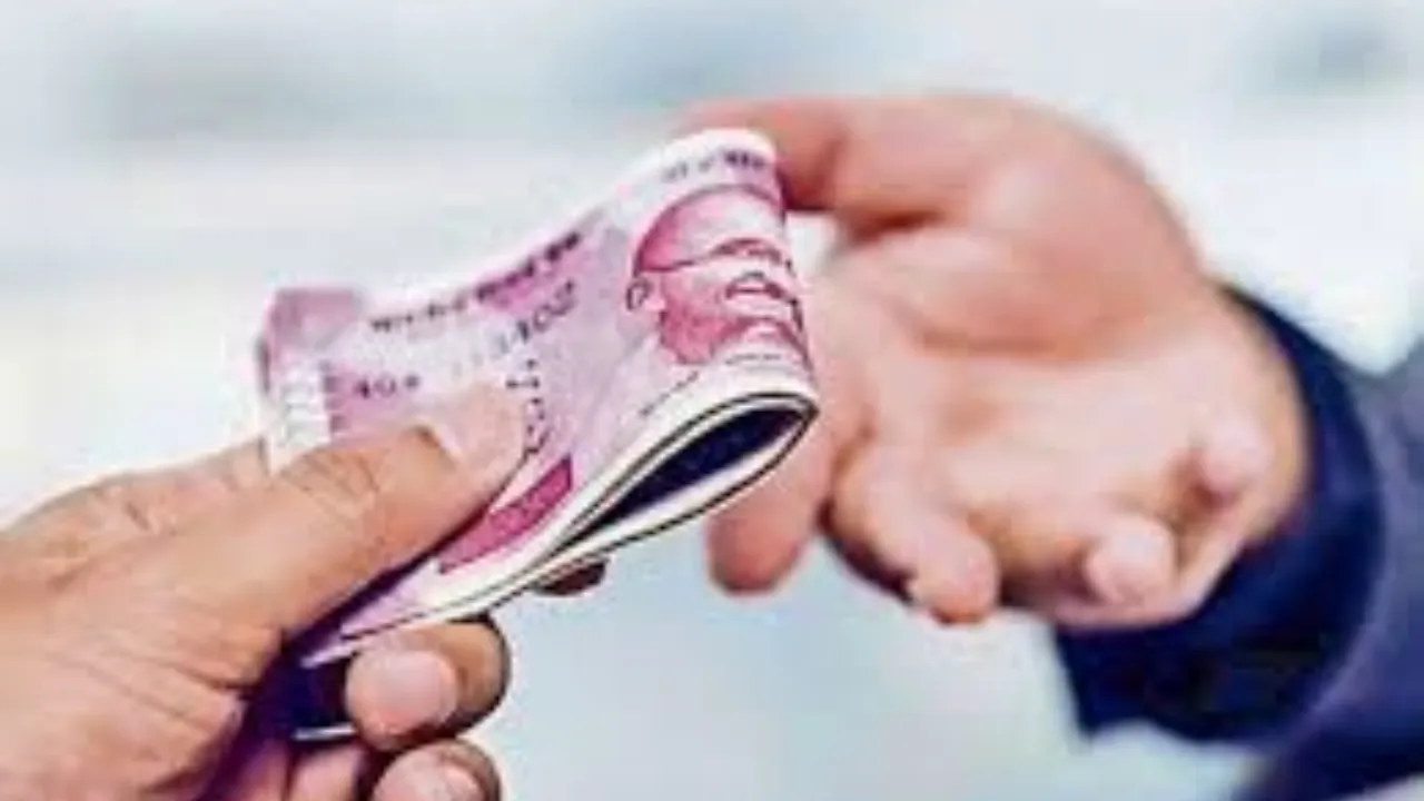 दो हजार के लिए डोला लेखपाल का ईमान, किसान से मांगी रिश्वत, देखें वीडियो