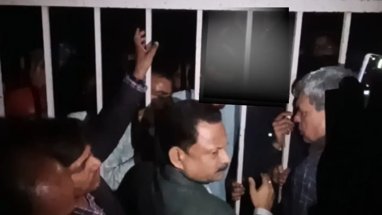 Lucknow University में देर रात हुआ जमकर हंगामा, छात्रों ने फूंका पुलिस प्रशासन का पुतला, जानें पूरा मामला