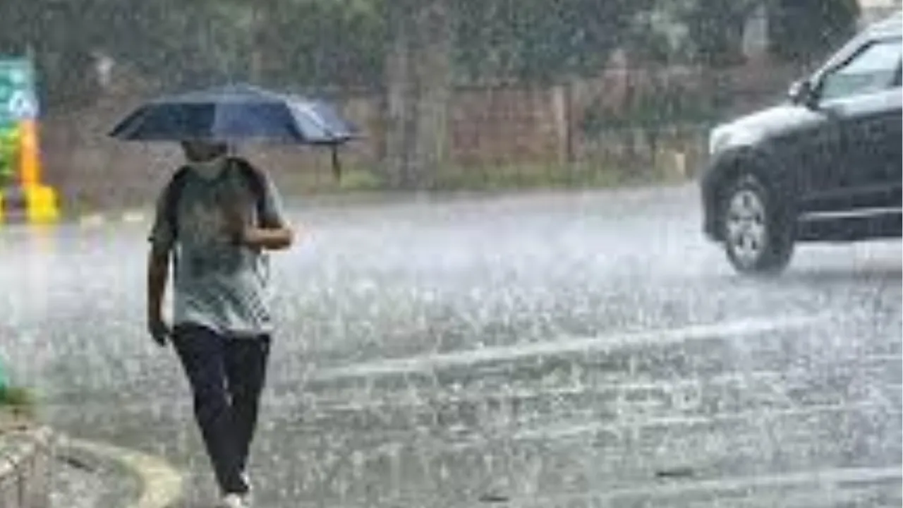 बारिश ने गिराया शहर का तापमान, बढ़ी ठंड, Unhealthy है शहर का AQI