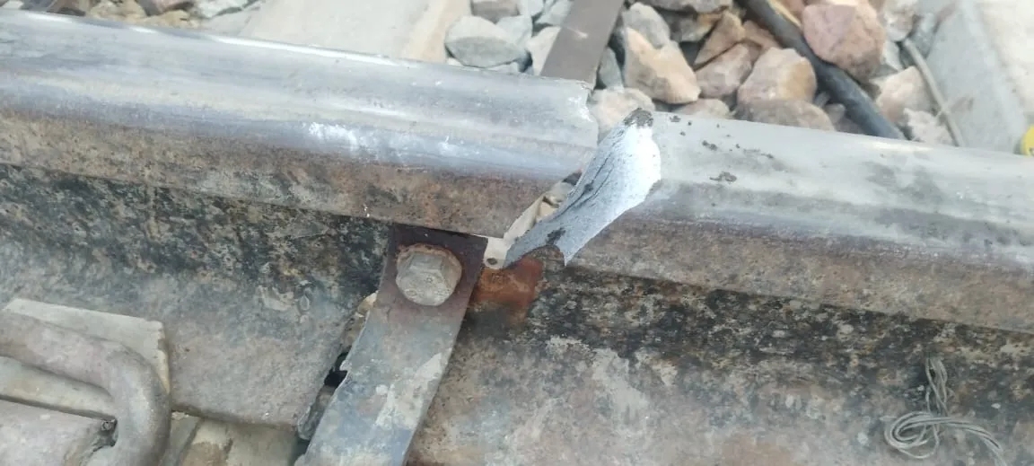 पीलीभीत: मालगाड़ी निकलते ही हुई तेज आवाज, पटरी टूटकर दो हिस्सों में बंटी